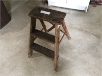 Wooden Vintage 2' Step Ladder