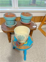 2 small wooden tables & 3 flower pots