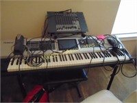 Roland keyboard with speakers, sound board,