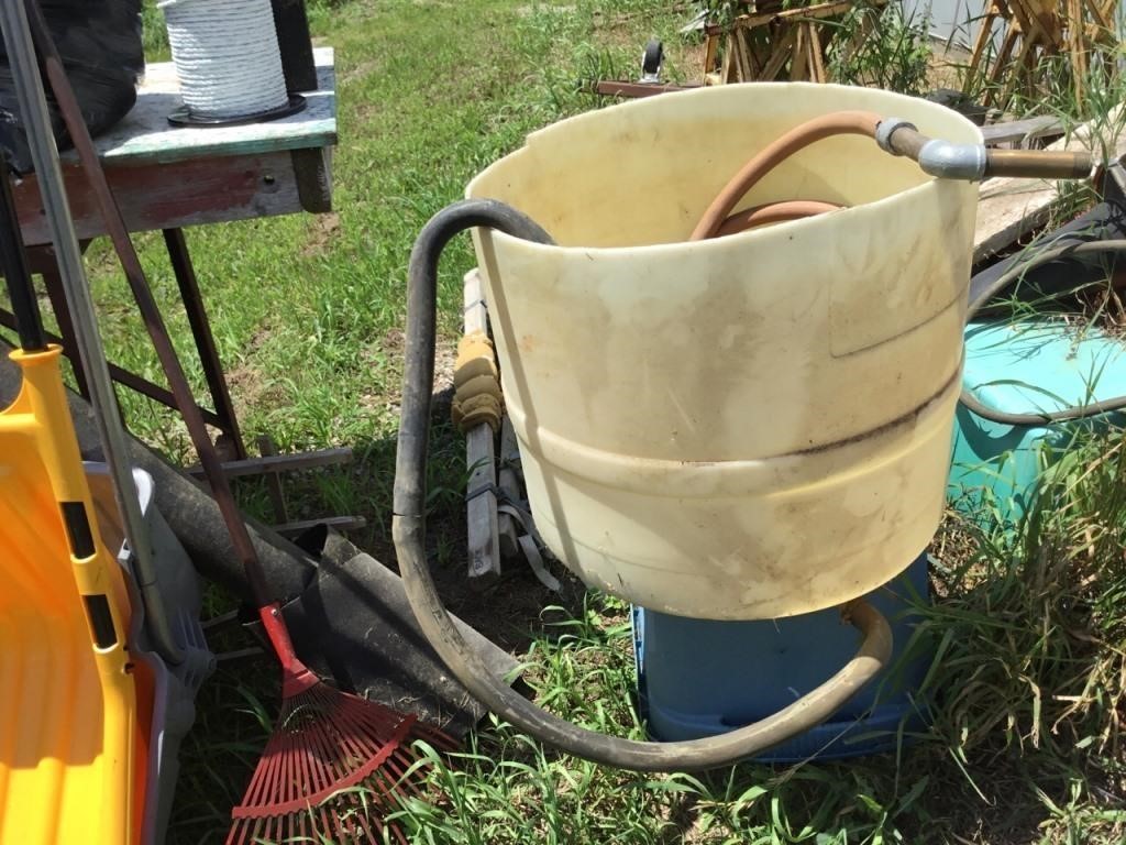 Tub with hose