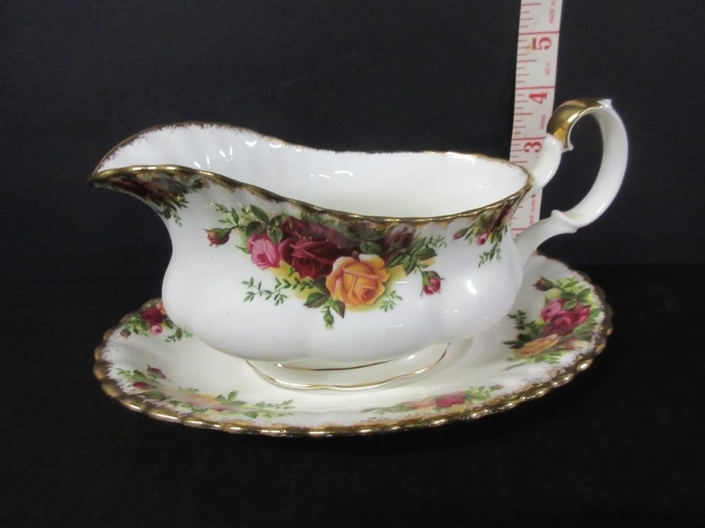 ROYAL ALBERT "OLD COUNTRY ROSE" PATTERB GRAVY BOAT