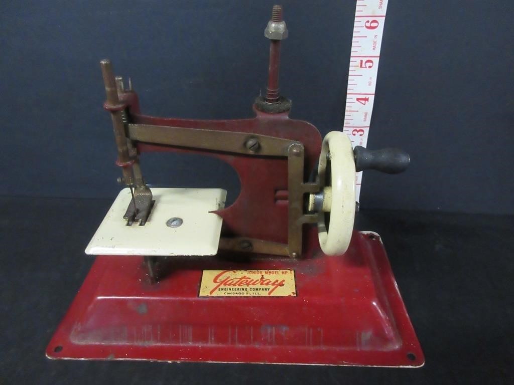 VINTAGE METAL GATEWAY JUNIOR TOY SEWING MACHINE