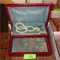 VINTAGE JEWELRY BOX W/ KEY, VINTAGE FAUX PEARL >>>