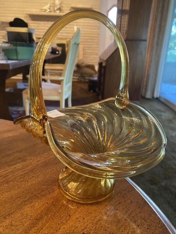 AMBER GLASS BASKET W/ SWIRLED DESIGN