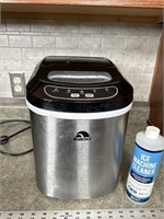 Igloo countertop icemaker with cleaning solution