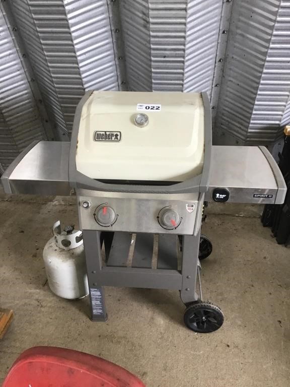 WEBER GAS GRILL WITH TANK
