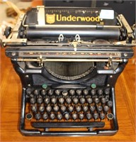 VINTAGE UNDERWOOD TYPEWRITER