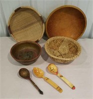 Box lot of wood bowls and woven baskets and