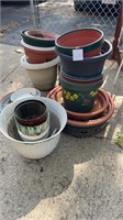 Many flower pots and bottoms