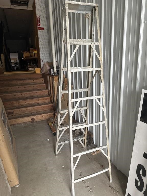 6 ft aluminum ladder.. one brace is bent