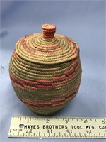 5" dyed grass basket with lid   (k 58)
