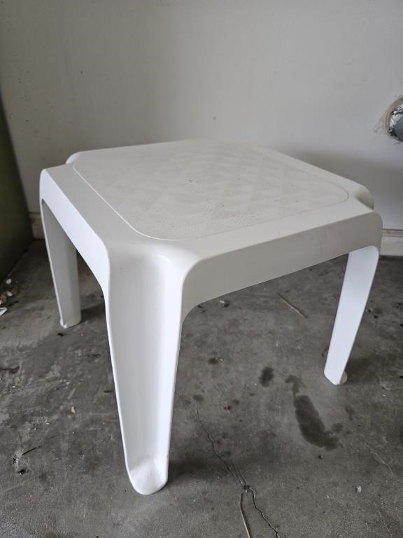 Plastic Patio Table 
17.25×15×17.25"