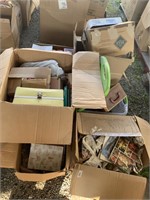 Lot with miscellaneous items: books, dolls cases w