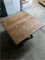 Stunning dining table 40" x 42" x 29"H