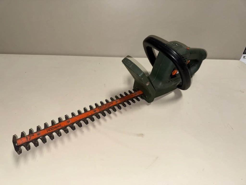 Like new Black and Decker Hedge/ Bush Trimmer