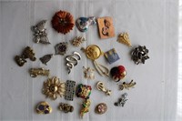 LOT OF COSTUME JEWELRY - BROACHES