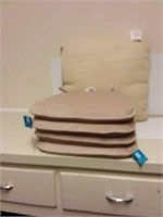 Chaircushions and throw pillow