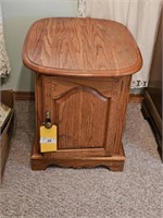 MODERN OAK END TABLE