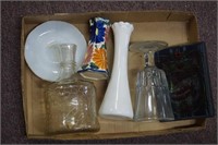 Box lot with Vases