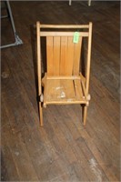 VINTAGE CHILDS WOOD FOLDING CHAIR