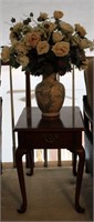 Vintage Hekman End Table w/ Japanese Vase