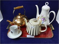 TRAY: 3 TEAPOTS, CREAM/SUGAR, MEAFORD CUP/SAUCER