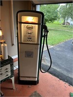 Restored Sinclair gas pump