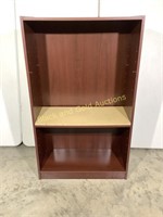Medium laminated pressed wood bookshelf