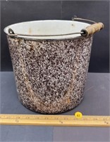 Brown Graniteware pail w/wooden handle (9"H)