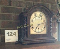 Mantel clock w/key (part of side is broken)