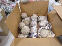1 box of decorative balls