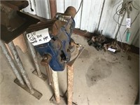 Table vice mounted on pipe