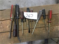 12 assorted screwdrivers and wood chisels