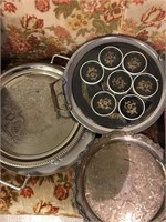 4 Serving trays and 2 ashtrays