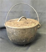 Hanging Cast Iron Kettle with Lid, 3 Legged