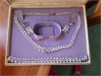 Crystal necklace, bracelet & earrings set.