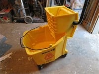 MOP BUCKET WITH WRINGER