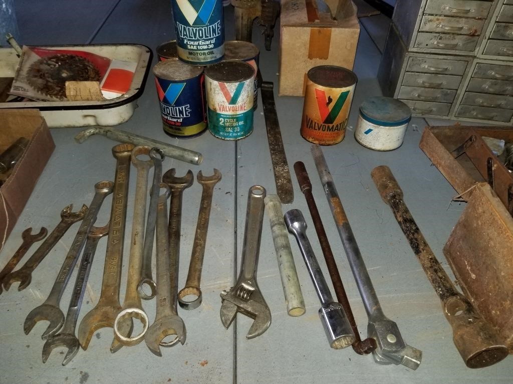 vintage oil cans/ old tools