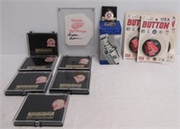 Detroit Redwings items including (5) buttons, (7)