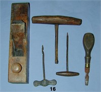 Lot: rusty pair of nippers; large mortising chisel