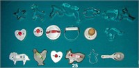 Lot: 18 cookie molds and a set of measuring spoons
