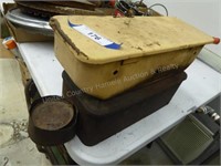 2 tractor tool boxes (1 Case - 1 IHC)