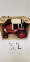 1/16 Ertl IH 1586 changed to 986 NIB