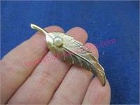 pearl gold-tone leaf brooch / pin