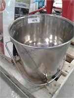 Bucket- handle not attached on 1 side
