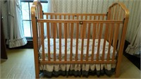 Simmons baby bed, blond wood, drop sides