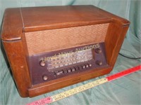 Vintage Philco AM / FM Short Wave Tube Radio