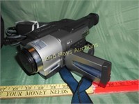Sony HandyCam Vision Hi-8 Video Camera  Kit
