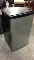 Daewoo refrigerator 20in x 21 in x 33 in , new,
