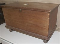 Small blanket chest on turned feet, 23" wide